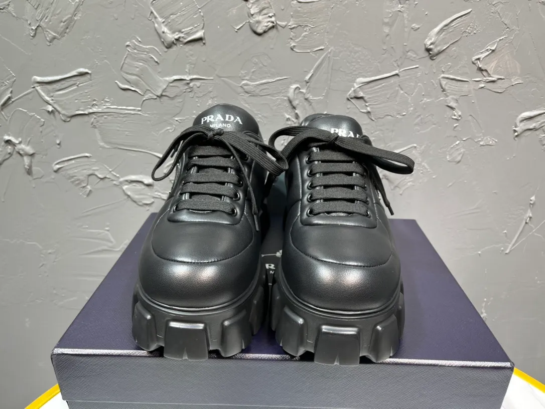 Men's shoes 💰820💰 🔥🔥🔥Top version 2025 new Prada Prada triangular enamel logo, round toe bolder shoes, bread shoes, developed one to one with the original version, outsole one to one private molding, the fabric is imported sheepskin, lining imported sheepskin, foot pad sheepskin, sole height 5cm, outsole original rubber foam sole, code number 39-46